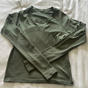 Lululemon 
SWIFTLY TECH LONG SLEEVE SHIRT 2.0 *RACE LENGTH
